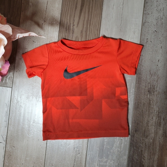 Nike Swoosh Baby Boy Athletic Performance T-Shirt Size 12m Red Black - Picture 1 of 6